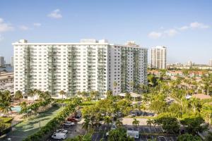 una vista aerea di un grande edificio bianco con palme di Ocean Reserve Sunny Isles 11th STR-02330 a Miami Beach