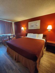 een hotelkamer met een groot bed en een tafel bij Motel 8 Willcox in Willcox