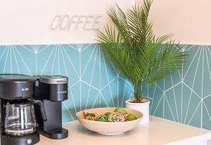 Tiện nghi pha trà/cà phê tại Newly Remodeled Mid Century Saguaro House (36)