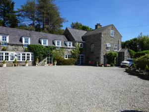 a large driveway in front of a house at Yr Hen Felin - The Old Mill B&B in Morfa Nefyn