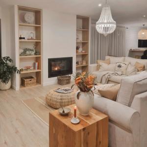 sala de estar con sofá blanco y mesa en Quinta das Levadas - Country House & Nature en Alvoco das Várzeas
