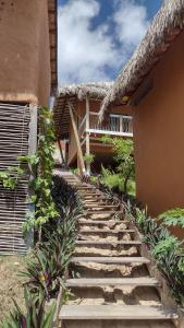 un escalier menant à une maison dans l'établissement Mangará Pousada, à Praia de Moitas