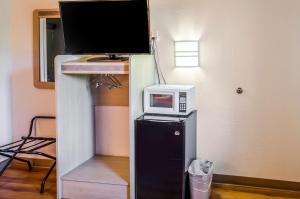 a microwave sitting on top of a small refrigerator at North Charleston Lodge in Charleston