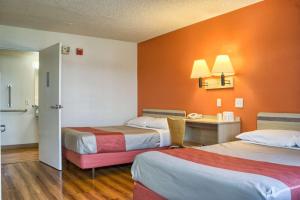 Habitación de hotel con 2 camas y escritorio en Motel 6-Seattle, WA - South, en SeaTac