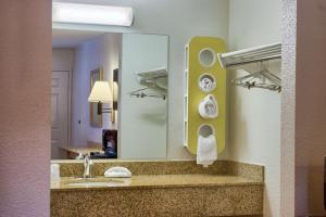 Motel 6-Seattle, WA - South في سيتاك: حمام مع حوض ومرآة