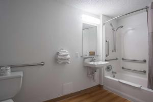 La salle de bains est pourvue d'un lavabo, de toilettes et d'un miroir. dans l'établissement Motel 6-Kingman, AZ - Route 66 West, à Kingman