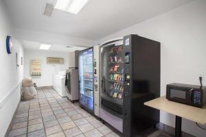 Cette chambre comprend un grand réfrigérateur avec des boissons. dans l'établissement Motel 6-Kingman, AZ - Route 66 West, à Kingman