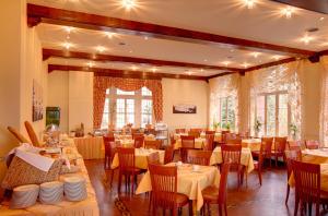 a dining room filled with tables and chairs at Berghotel Kockelsberg in Trier