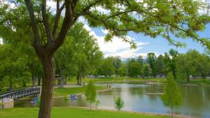 un parque con un lago con barcos. en Cozy Condo Downtown Salt Lake City, en Salt Lake City