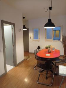 ein Wohnzimmer mit einem roten Tisch und Stühlen in der Unterkunft SWEET APARTMENT IN GRACIA DISTRICT! in Barcelona
