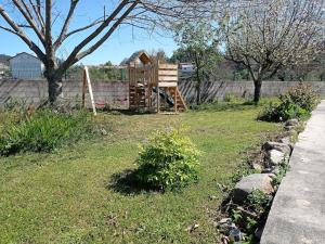 un jardín con un parque infantil en el césped en Solar da Benedita, 