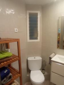 biała łazienka z toaletą i umywalką w obiekcie SWEET APARTMENT IN GRACIA DISTRICT! w Barcelonie