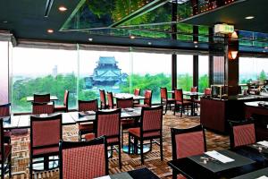 岡崎市にある岡崎ニューグランドホテルのテーブルと椅子、大きな窓のあるレストラン
