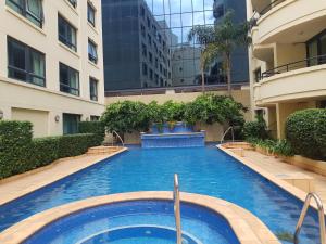 una piscina en medio de un edificio en Parramatta Hotel Apartment, en Sídney