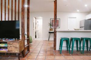 - un salon avec trois tabourets verts devant un comptoir dans l'établissement Charming Southwest Studio Blocks to Dntwn Tempe (A), à Tempe