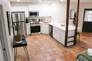 Kuchnia lub aneks kuchenny w obiekcie Charming Southwest Studio Blocks to Dntwn Tempe (A)