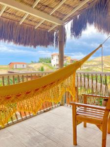 - un hamac sur la terrasse avec vue sur l'océan dans l'établissement Mangará Pousada, à Praia de Moitas