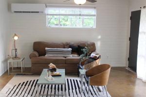 Zona de estar de Remodeled Modern Ground Level Apt Blocks to Dwntn - B