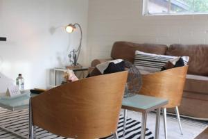 Zona de estar de Remodeled Modern Ground Level Apt Blocks to Dwntn - B