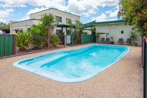 a swimming pool in front of a house at Roma Motel in Roma