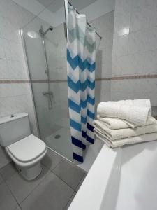 エル・メダノにあるMedano Viewのバスルーム(シャワー、トイレ、バスタブ付)