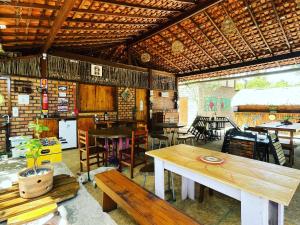 un restaurante con mesas y sillas en una habitación en Maré de Atins Eco Lodge en Atins