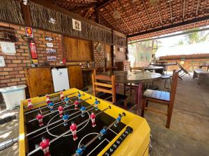 una mesa de ping pong con pelotas de ping pong. en Maré de Atins Eco Lodge, en Atins