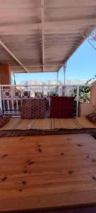 Zimmer mit einem Tisch und Holzboden in der Unterkunft Titrite Ouzoud in Ouzoud