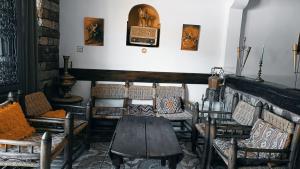 a group of chairs and a table in a room at Titrite Ouzoud in Ouzoud