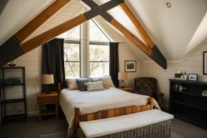 um quarto com uma cama e uma grande janela em Country escape with breathtaking views! em Loomberah