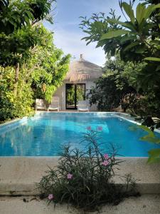 a swimming pool in front of a house at Belle villa in Poponguine