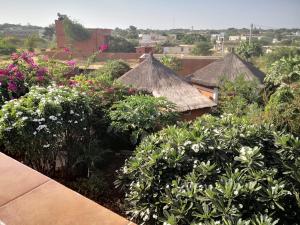 a view of a garden with flowers and roofs at Belle villa in Poponguine