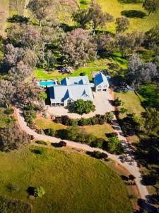 uma vista aérea de uma casa com um quintal em Country escape with breathtaking views! em Loomberah