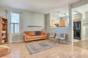 O zonă de relaxare la Cozy Indianapolis Home with Private Hot Tub!