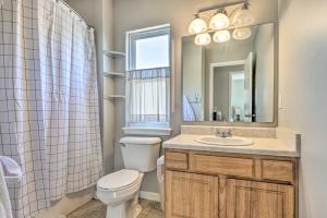 O baie la Cozy Indianapolis Home with Private Hot Tub! +17 fotografii