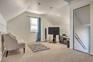 Un televizor și/sau centru de divertisment la Cozy Indianapolis Home with Private Hot Tub!