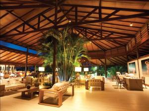 un grand restaurant avec des tables et des chaises et une grande plante dans l'établissement DOM PEDRO LAGUNA BEACH RESORT & GOLF, à Fortaleza
