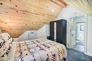een slaapkamer met een bed en een houten plafond bij Chic Cali Getaway Short Walk to Big Bear Lake! in Big Bear Lake