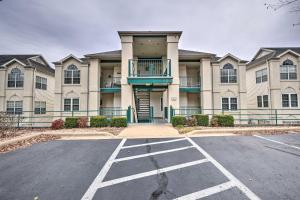 un edificio con un parcheggio antistante di Sunroom and Golf Course View Cozy Branson Condo! a Branson