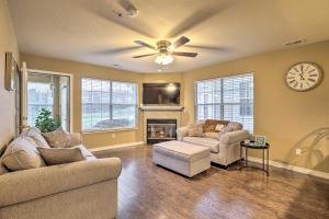un soggiorno con due divani e un camino di Sunroom and Golf Course View Cozy Branson Condo! a Branson