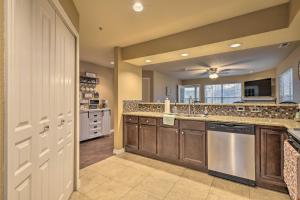 una grande cucina con lavandino e lavastoviglie di Sunroom and Golf Course View Cozy Branson Condo! a Branson