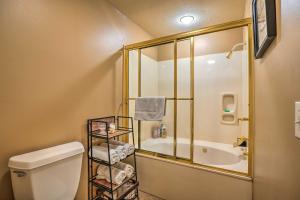 un bagno con doccia, WC e vasca di Sunroom and Golf Course View Cozy Branson Condo! a Branson Altre 18 foto