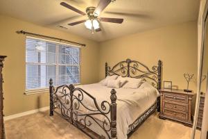 una camera da letto con un letto e un ventilatore a soffitto di Sunroom and Golf Course View Cozy Branson Condo! a Branson