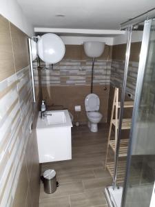 ein Bad mit einem WC und einem Waschbecken in der Unterkunft Il Rifugio del Conte in Neapel