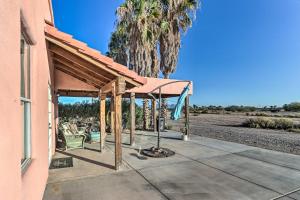 un patio con toldo en el lateral de una casa en Eloy Desert Oasis with Courtyard and Pool Access!, en Eloy