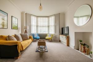 sala de estar con sofá y TV en Beautiful, central, 3 min walk from beach, 2 King doubles en Brighton & Hove