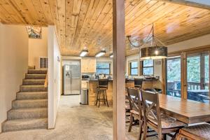 une salle à manger et une cuisine avec un plafond en bois dans l'établissement Spacious Pine Mountain Club Cabin with Fire Pit, à Pine Mountain Club