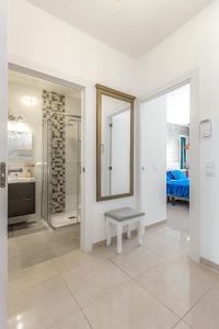 ein Badezimmer mit einer Bank und einem Spiegel in der Unterkunft Beautiful deluxe apartment Sun and Sea in Adeje