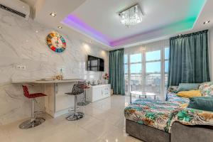 Zimmer mit einem Bett und einer Küche mit einer Theke in der Unterkunft Beautiful deluxe apartment Sun and Sea in Adeje