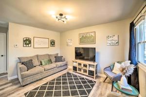 een woonkamer met een bank en een tv bij Cozy Hobart Retreat Less Than 9 Mi to Lake Michigan! in Hobart